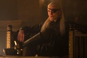 Lucerys, hijo de Rhaenyra, muere a manos de su tío Aemond Targaryen, comenzando así la guerra civil por el trono