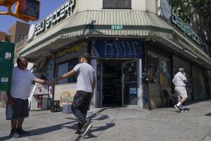 Bodegueros critican propuesta de supermercados administrados por la Ciudad de Nueva York.