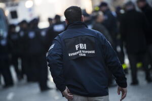 Algunos conservadores sospechan, sin aportar pruebas, que el FBI es parte de un complot contra el presidente republicano