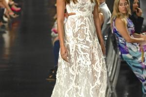 Así desfiló Lina Luaces, la hija de Lili Estefan, en una de las pasarelas del Miami Fashion Week 2024. 