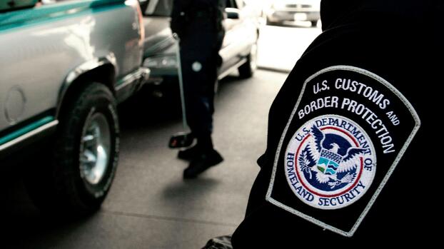 Una agente fronteriza ayudó a su niñera para que entrara ilegalmente a EEUU, según Fiscalía