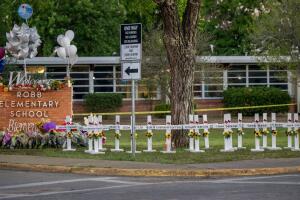 Familiares de las víctimas del tiroteo en la escuela Robb en Uvalde comienzan a preparar los servicios funerarios.