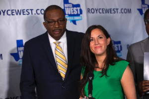 El senador estatal Royce West y la abogada Cristina Tzintzún Ramírez el lunes en Austin.  
