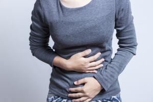 Mujer con dolor abdominal