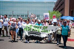 Masiva protesta contra Arpaio