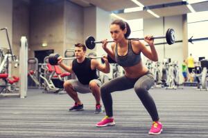 Personas haciendo sentadillas