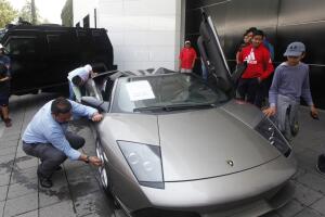 Carros del narcotrafico subastados en México