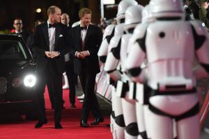 Príncipes William y Harry en premiere de Star Wars