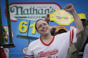 El 4 de julio se celebró en Coney Island con un nuevo récord mundial 