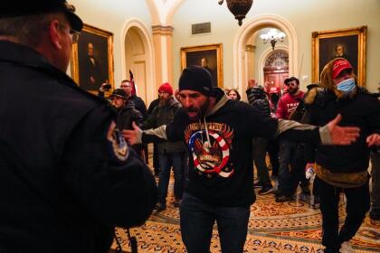 (FOTOS) PRIMERA VEZ EN LA HISTORIA DE EEUU QUE PASA EN EL CAPITOLIO 73 Protesters gesture to U.S. Capitol Police in the hallway outside of the Senate chamber at the Capitol in Washington, Wednesday, Jan. 6, 2021, near the Ohio Clock. (AP Photo/Manuel Balce Ceneta)