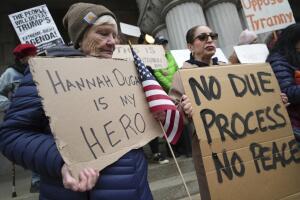 Simpatizantes de la jueza Hannah Dugan llevan a cabo un mitin en un tribunal federal de Milwaukee, el viernes 25 de abril de 2025.