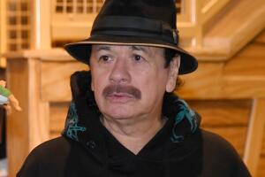 Carlos Santana colapsa: se desmaya en pleno concierto y reportan un "un asunto médico serio"