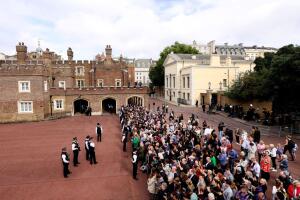 La multitud se reúne frente al palacio de St James en Londres para escuchar la proclamación pública de la ascensión de Carlos III como nuevo rey. El sucesor de Isabel II se comprometió a seguir el ejemplo de su madre de "servicio de por vida" en su discurso inaugural a Gran Bretaña y la Commonwealth.