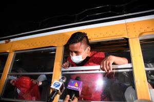 Un migrante, parte de un grupo de 71 guatemaltecos deportados de Estados Unidos.