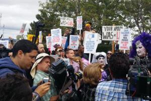 Protestan contra política nombres de Facebook