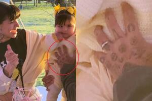 En esta imagen que Cazzu compartió en Instagram, la cantante no mostró el rostro de Nodal, pero la presencia del cantante en la fiesta fue evidente al dejarse ver que la mano con el tatuaje que sostiene a Inti era la de él. 