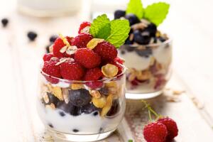 yogur-con-frutas-en-taza.jpg