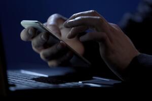 Scammer holds smartphone, cracks two-factor authentication, steals money online