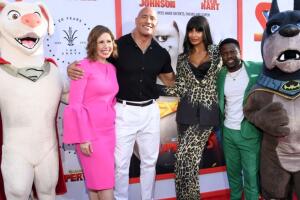 Vanessa Bayer, Dwayne Johnson, Jameela Jamil y Kevin Hart en la premiere de 'DC League of Super Pets'