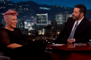 Pink junto a Jimmy Kimmel.