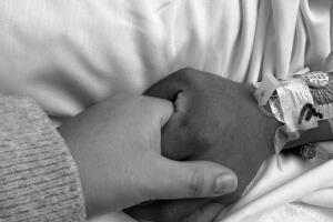 Muere hispano que chocó con un autobús escolar tras pasar varias semanas en estado crítico