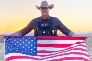 Sheriff del condado Pinal, Mark Lamb. 