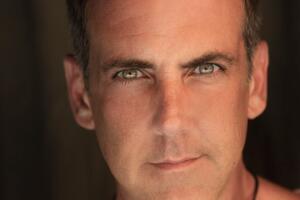 Carlos Ponce será conductor de los Latin AMAs 2024