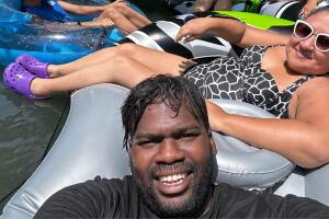 ICE detiene por error a hispano y su esposa desarrolla secuelas de salud por estrés