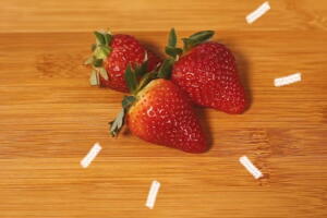 Aprenda como tirar o cabinho do morango sem precisar de faca