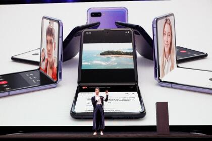 Ese modelo, que se puede comprar por cerca de 2,000 dólares, se dobla sobre un pliegue vertical, a diferencia del nuevo Galaxy Z Flip, que lo hace horizontalmente.