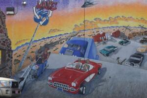 La icónica carretera estadounidense atraviesa la ciudad en su recorrido de 2,448 millas (3,940 km) desde Chicago, Illinois, hasta Santa Mónica en Los Ángeles.