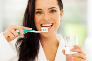 Saiba como manter os dentes saudáveis com uma escovação adequada