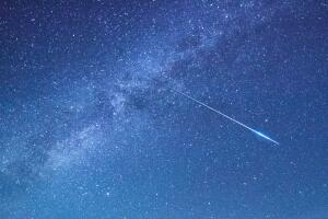 Céu com meteoros