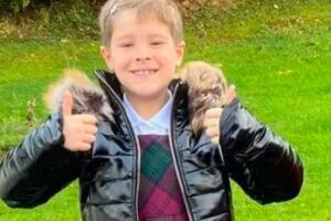 Mamá permite que su hijo lleve falda a la escuela