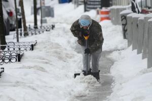 Seis recomendaciones de seguridad para remover nieve en Nueva York.