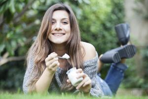 mujer-comiendo-yogurt.jpg