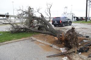 Cómo sobrevivir a un tornado en tu carro