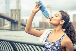 Deportista bebiendo agua