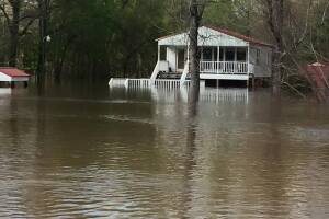 Deweyville, Texas se encuentra bajo el agua
