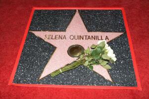 Selena Quintanilla sonoriza la decoración navideña de una familia texana