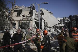 Las fuerzas de seguridad israelíes inspeccionan las casas destruidas por un misil lanzado desde Irán, en Rishon Lezion, Israel, el sábado 14 de junio de 2025. 