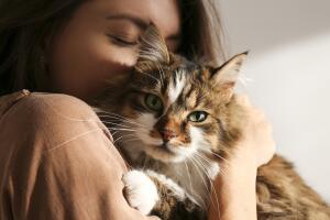 mujer-abrazando-a-su-gato-cafe-tierno.jpg