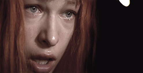 leeloo_llorando_el_quinto_elemento.gif