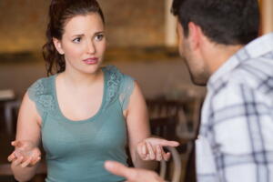 casal-briga-discute-cafe_0.jpg