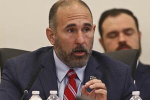 El senador Jay Collins, republicano por Tampa y promotor de la iniciativa que flexibilizaría el trabajo infantil, habla durante una reunión del Comité de Política Fiscal, el 9 de marzo de 2023, en el Capitolio de Tallahassee, Florida.