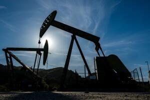 Trump presiona a California por petróleo ante alza histórica de gasolina.