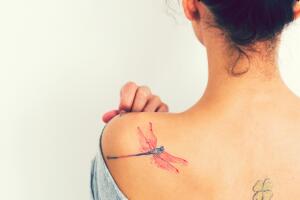 ideas de tatuajes en espalda para mujer