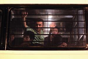 Aunque los detenidos pueden apelar su deportación, existen dudas sobre la eficacia del proceso y el acceso real a una defensa legal adecuada.