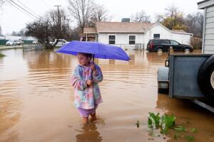 Newsom declara emergencia por tormenta extrema e inundaciones al sur de California.