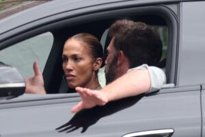 Ben Affleck moviendo sus manos dejando ver una aparente "acolarada discusión" con su esposa.